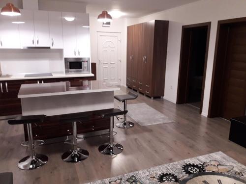 Kuchnia lub aneks kuchenny w obiekcie Mira apartman