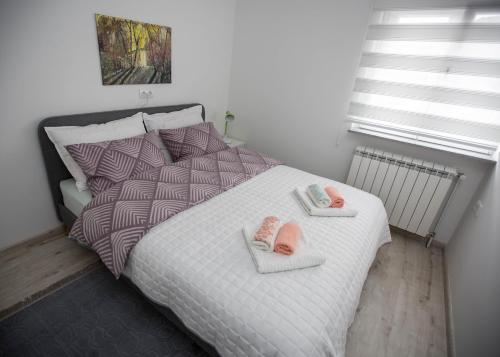 Ένα ή περισσότερα κρεβάτια σε δωμάτιο στο Apartman SIRENA Trebinje