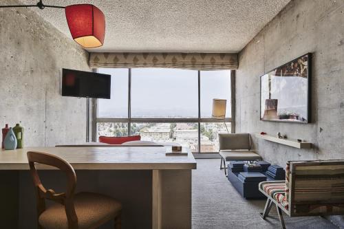 TV a/nebo společenská místnost v ubytování The LINE Hotel LA
