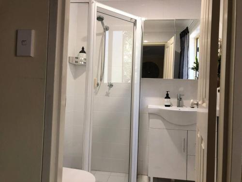 Phòng tắm tại Escape to Strathfield for 8 guests