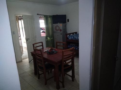 eine Küche und ein Esszimmer mit Tisch und Stühlen in der Unterkunft Totito in Villa Mercedes