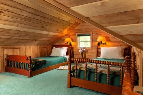 two beds in a room with a attic at Paddler's Lane Retreat in Confluence