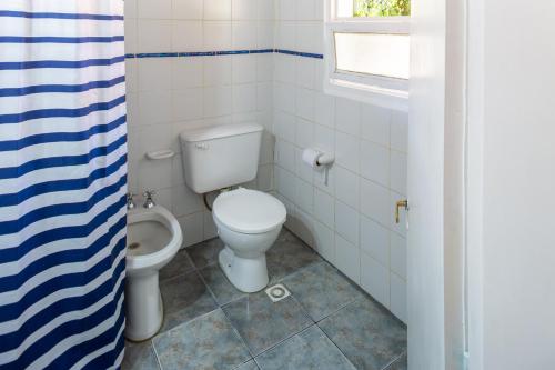 y baño con aseo y lavamanos. en casa kenya en El Bolsón