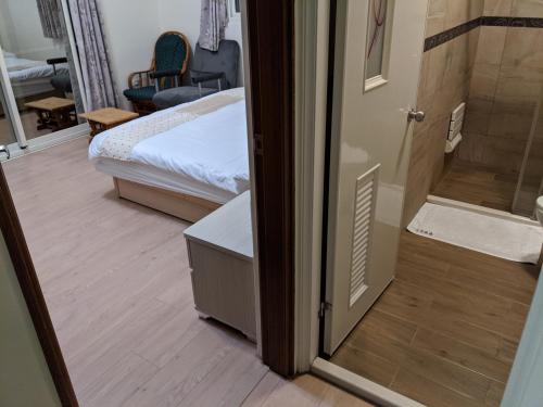 ein Schlafzimmer mit einer Tür, die zu einem Schlafzimmer mit einem Bett führt in der Unterkunft Home-Link B&B in Fenglin