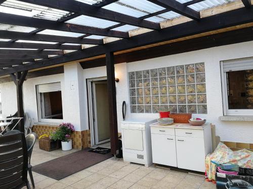 an outdoor kitchen with a wooden pergola at Gasthaus Hochwald in Hattgenstein