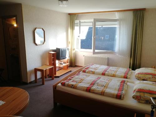 Una cama o camas en una habitación de Gasthaus Hochwald