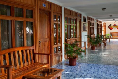 卡普兰干HOTEL BAHÍA PINORROA的大楼内带木凳的大堂