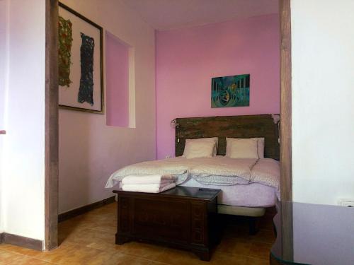 Posteľ alebo postele v izbe v ubytovaní The Violet House muy cerca del Aeropuerto Tenerife Norte