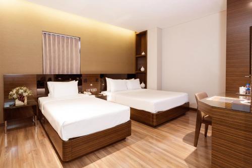 Giường trong phòng chung tại Queen Ann Hotel