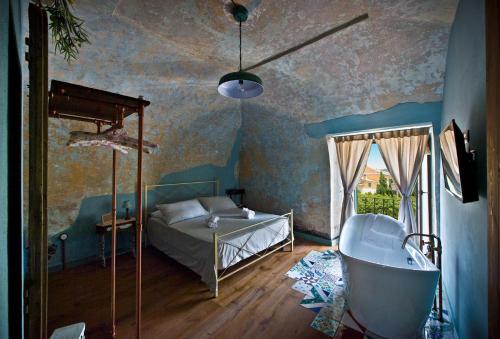Schlafzimmer mit Badewanne, Bett und Fenster in der Unterkunft Una Volta in Cava deʼ Tirreni