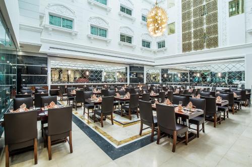 Sunday Hotel Holiday international Dubai Image