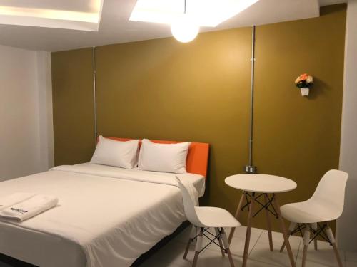 Een bed of bedden in een kamer bij The Northeast Hotel