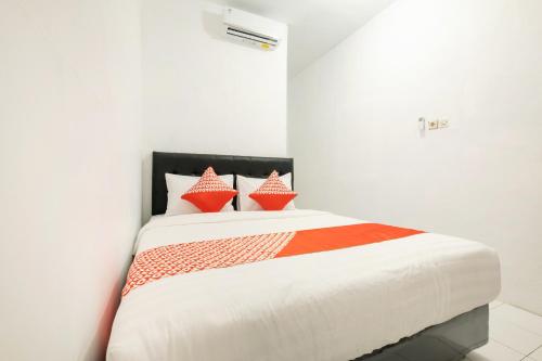 Tempat tidur dalam kamar di OYO 2394 Hotel Brosta