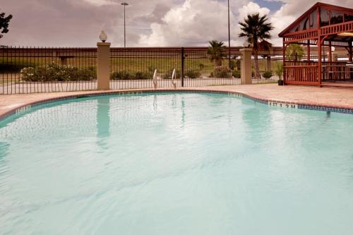 Πισίνα στο ή κοντά στο Candlewood Suites Corpus Christi-SPID, an IHG Hotel