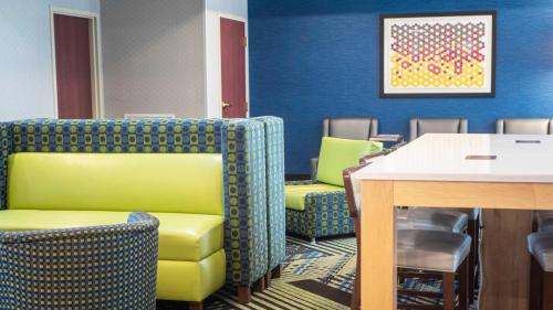 Posezení v ubytování Holiday Inn Express & Suites Charlotte-Concord-I-85 by IHG
