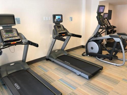 a room with three exercise bikes and a treadmill at Holiday Inn Express Jacksonville Beach by IHG in Jacksonville Beach