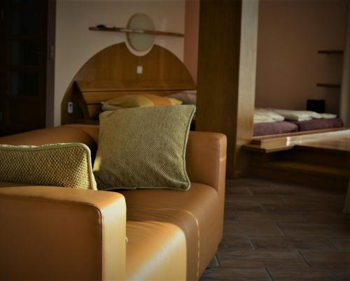 uma sala de estar com um sofá e um espelho em Studio 2 em Varsóvia