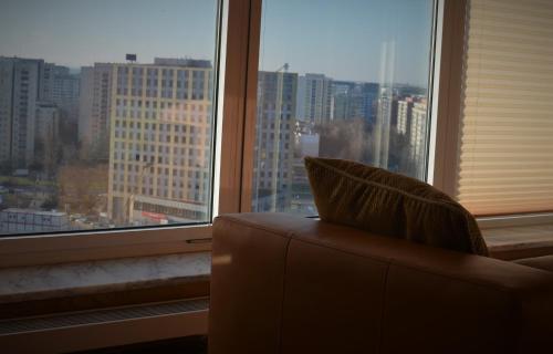 um sofá sentado em frente a uma grande janela em Studio 2 em Varsóvia
