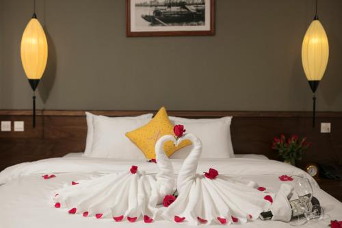 Giường trong phòng chung tại Hanoi Exclusive Hotel