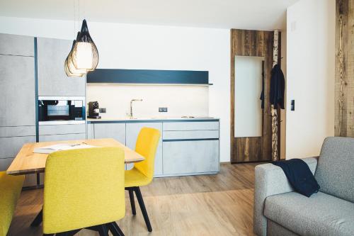 Austria Aparthotelにあるキッチンまたは簡易キッチン
