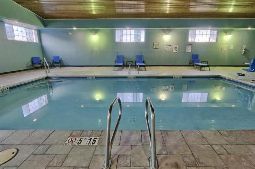 a large swimming pool with chairs in a building at Holiday Inn Express Santa Rosa by IHG in Santa Rosa
