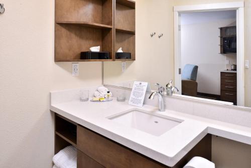 Foto da galeria de Candlewood Suites - Lodi, an IHG Hotel em Lodi