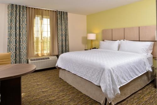 Кровать или кровати в номере Candlewood Suites - Lodi, an IHG Hotel