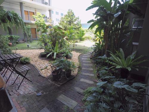 Jardín al aire libre en Thipwichai Apartment