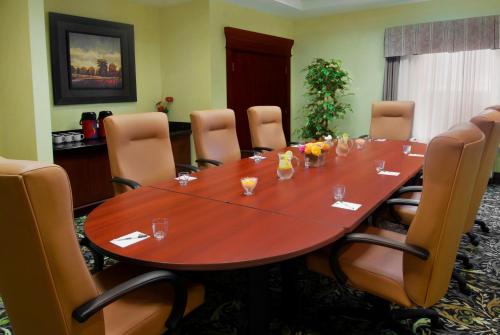Ruang duduk di Staybridge Suites Guelph by IHG