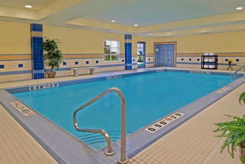 Poolen vid eller i närheten av Staybridge Suites Guelph, an IHG Hotel