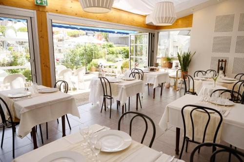 Um restaurante ou outro lugar para comer em Logis Hôtel L'Auzeraie