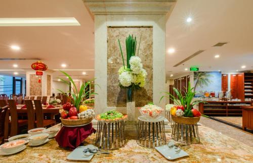 uma mesa com taças de fruta num restaurante em Red Sun Nha Trang Hotel em Nha Trang