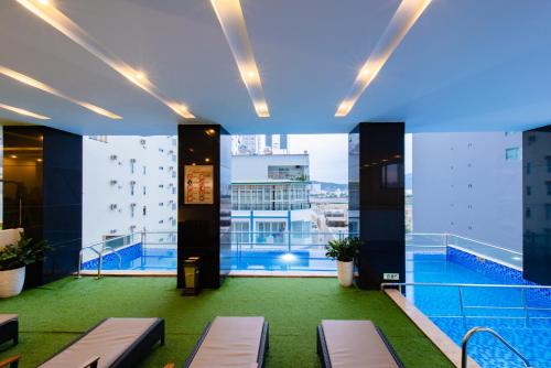 um quarto com uma piscina no topo de um edifício em Red Sun Nha Trang Hotel em Nha Trang