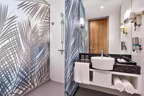 Ванная комната в Holiday Inn Express Singapore Orchard Road, an IHG Hotel