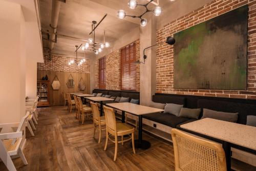 Un restaurante o sitio para comer en Xu Li Traveling Hotel Chengdu T aikoo Li Chunxi Road Branch
