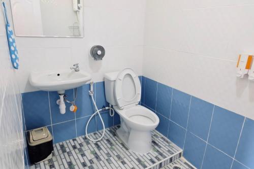 a bathroom with a toilet and a sink at เอนกาย อิงเขา (Anguyingkhao) in Khao Kho