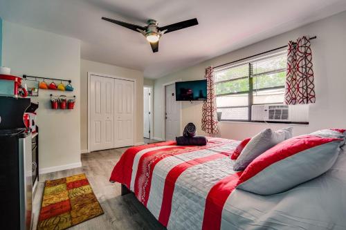 a bedroom with a bed and a ceiling fan at Hainsley Apartments - Walk to Wilton Drive in Fort Lauderdale