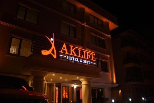 een hotelbord aan de zijkant van een gebouw bij AK LİFE HOTEL&SUIT in Ankara
