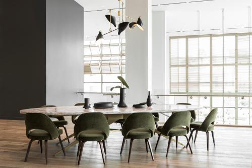 - une salle à manger avec une table et des chaises dans l'établissement Kimpton Everly Hotel Hollywood, an IHG Hotel, à Los Angeles