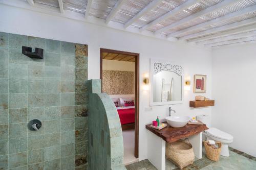 Un baño de PinkCoco Gili Air - Constant Surprises & for Cool Adults Only