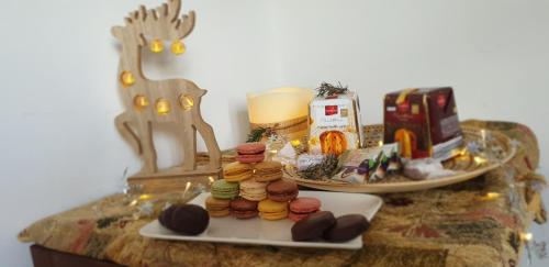 un tavolo con un piatto di ciambelle e una candela di Timanfaya Casa Rural a Yaiza