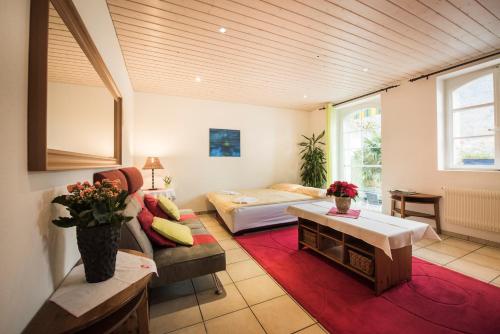ein Wohnzimmer mit einem Sofa und einem Tisch in der Unterkunft Holiday Apartment Beauregard in Brienz
