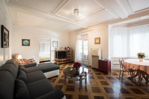 a living room with a couch and a table at Alpenblume - Direct lake view in Brienz