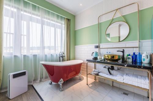 baño con bañera grande y lavamanos en Hangzhou Lanshe hotel en Hangzhou