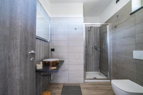 ein Bad mit einem Waschbecken und einer Dusche in der Unterkunft Locanda Stardé in Neive