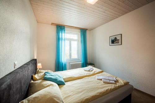 a bedroom with a bed with two towels on it at Alpenblume - Direct lake view in Brienz