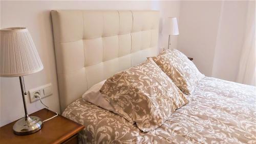 A bed or beds in a room at APT ALCAZABA by Malaga Picasso Rentals Selection