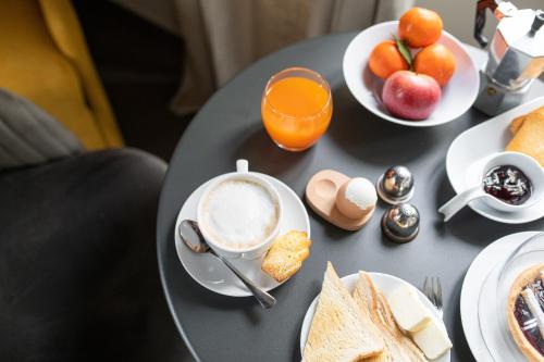 einen Tisch mit Frühstückszutaten und einer Tasse Kaffee in der Unterkunft Mastropasqua BB in Neapel