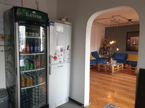 uma geladeira aberta em uma sala de estar com uma árvore de Natal em Nordic Hostel N-Box em Skopje