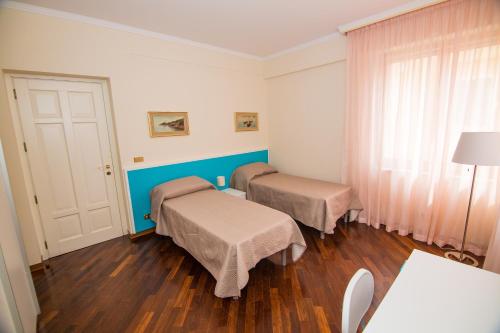 a hospital room with two beds and a table at Appartamento Cadore in San Benedetto del Tronto
